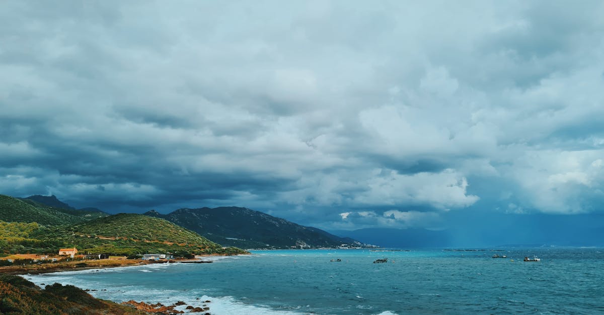 découvrez le phénomène de l'inversion climatique, ses causes et ses conséquences sur notre environnement. apprenez comment ce phénomène influence la qualité de l'air et le climat local, ainsi que les mesures à prendre pour y faire face.