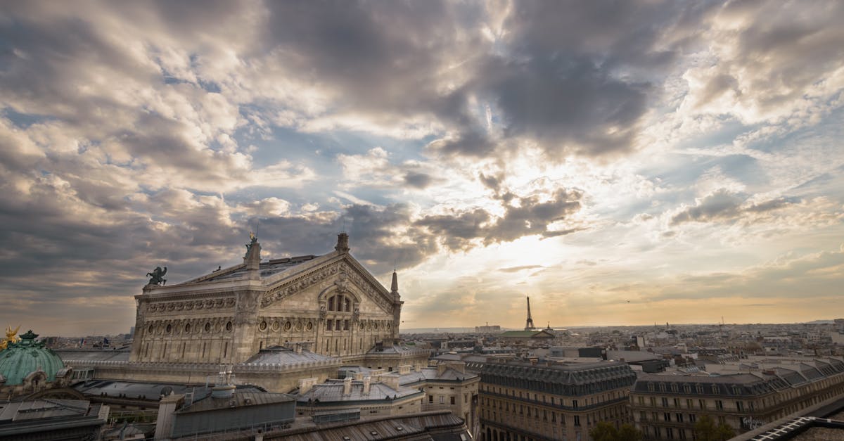 découvrez l'hôtel de ville de paris, un monument emblématique au cœur de la capitale française, lieu symbolique de l'administration et de l'histoire parisienne.