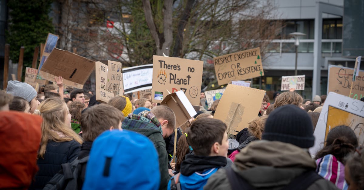 découvrez le rôle et les actions des activistes climatiques engagés pour la protection de l'environnement et la lutte contre le changement climatique.