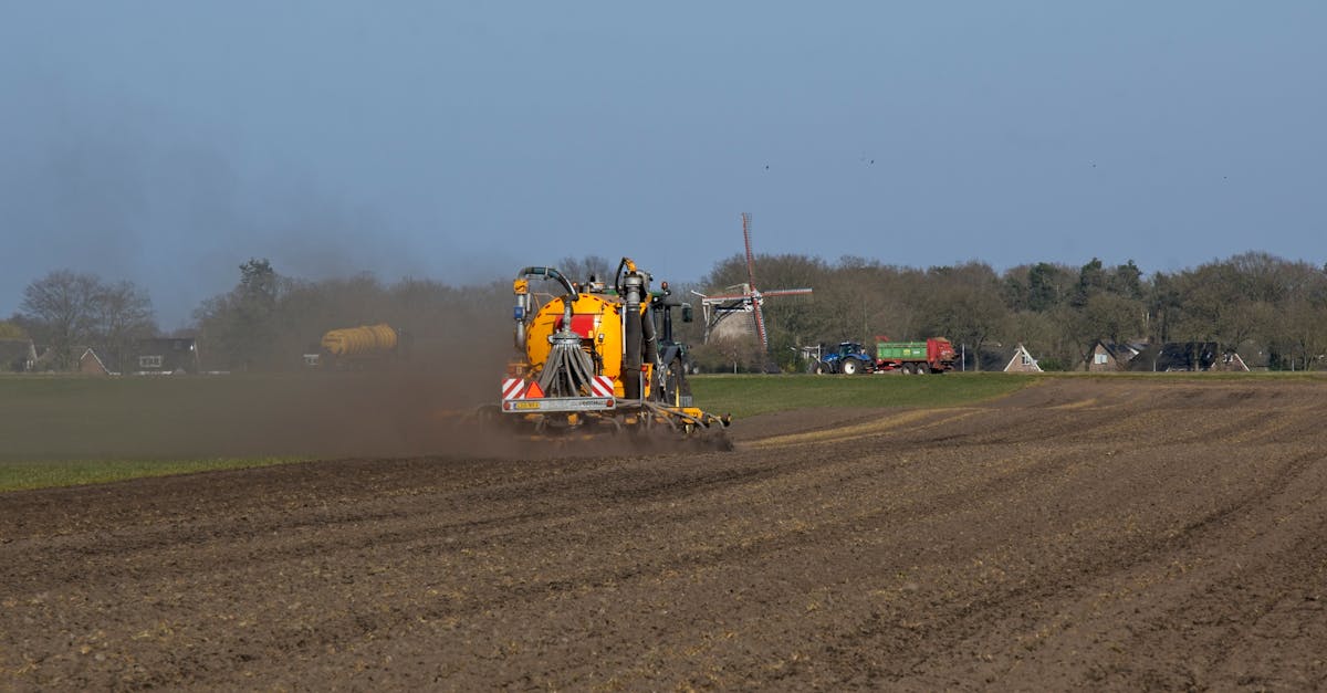 Conflit entre agriculteur européen et TotalEnergies : décision judiciaire repoussée à septembre