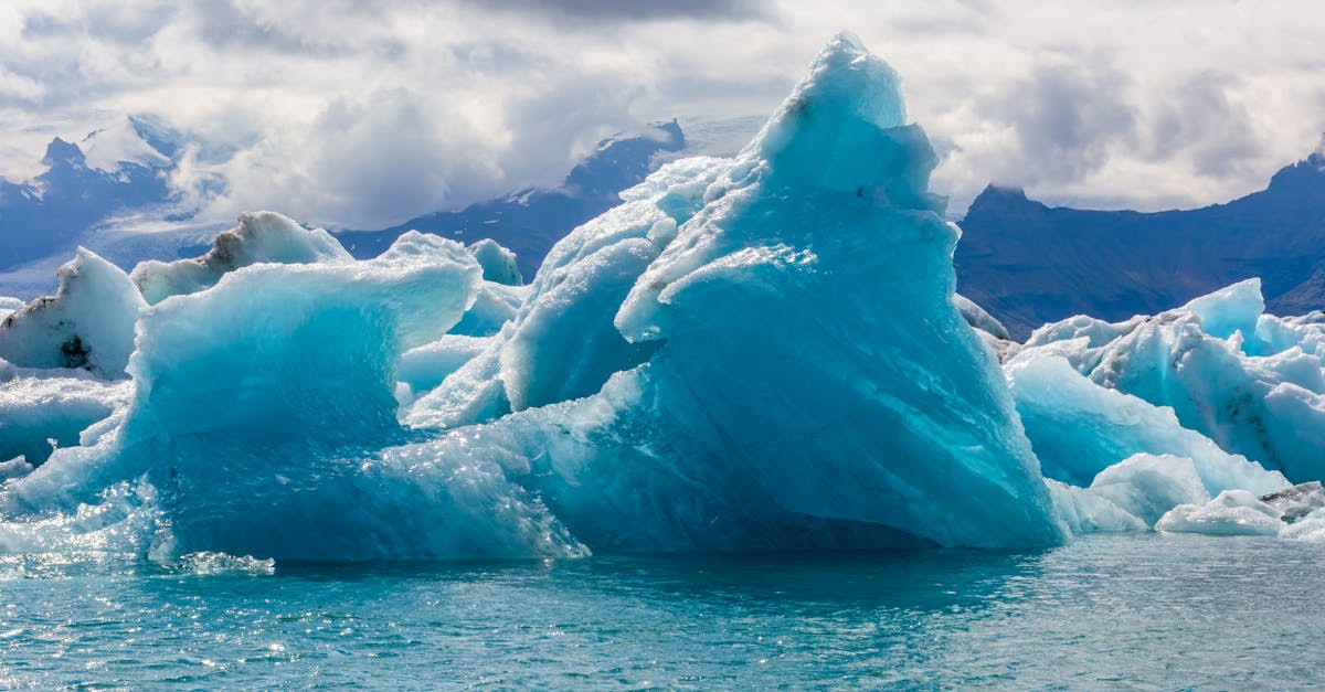 découvrez les enjeux et les impacts de la montée du niveau des mers, un phénomène climatique préoccupant qui menace les côtes, les écosystèmes marins et les communautés à travers le monde. informez-vous sur les causes, les conséquences et les solutions potentielles face à ce défi environnemental crucial.