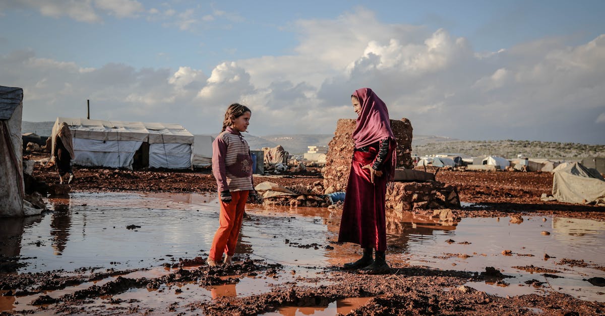 découvrez les causes et les conséquences des inondations, ainsi que des conseils pour se préparer et protéger son domicile face à ce phénomène naturel. informez-vous sur les mesures de prévention et les interventions d'urgence pour minimiser les dégâts.