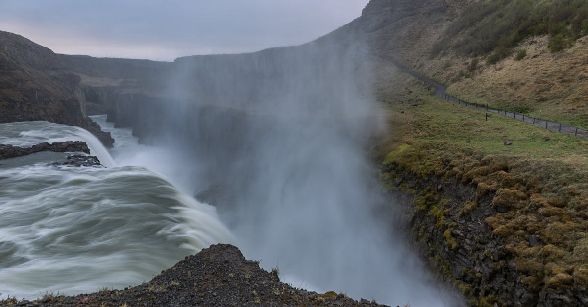 découvrez l'hydroélectricité, une source d'énergie renouvelable durable qui utilise la puissance de l'eau pour générer de l'électricité. explorez ses avantages, son fonctionnement et son rôle clé dans la transition énergétique.