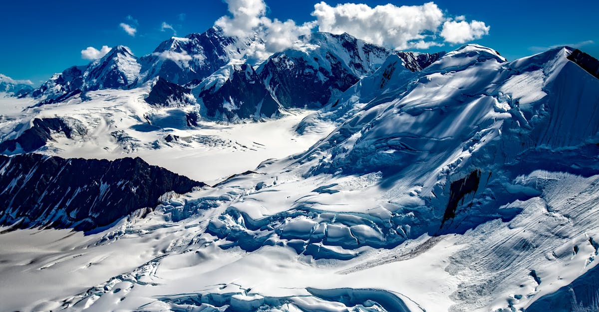 découvrez le permafrost, ce sol gelé en permanence qui joue un rôle crucial dans notre écosystème et le climat de la planète. comprenez ses enjeux environnementaux, son impact sur les infrastructures et comment le changement climatique le menace.