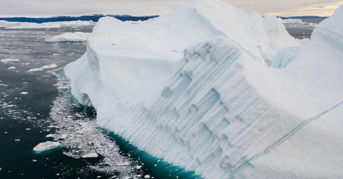 découvrez les enjeux liés à la montée du niveau de la mer, ses causes, ses impacts sur les écosystèmes et les populations côtières, ainsi que les solutions pour atténuer ses effets.