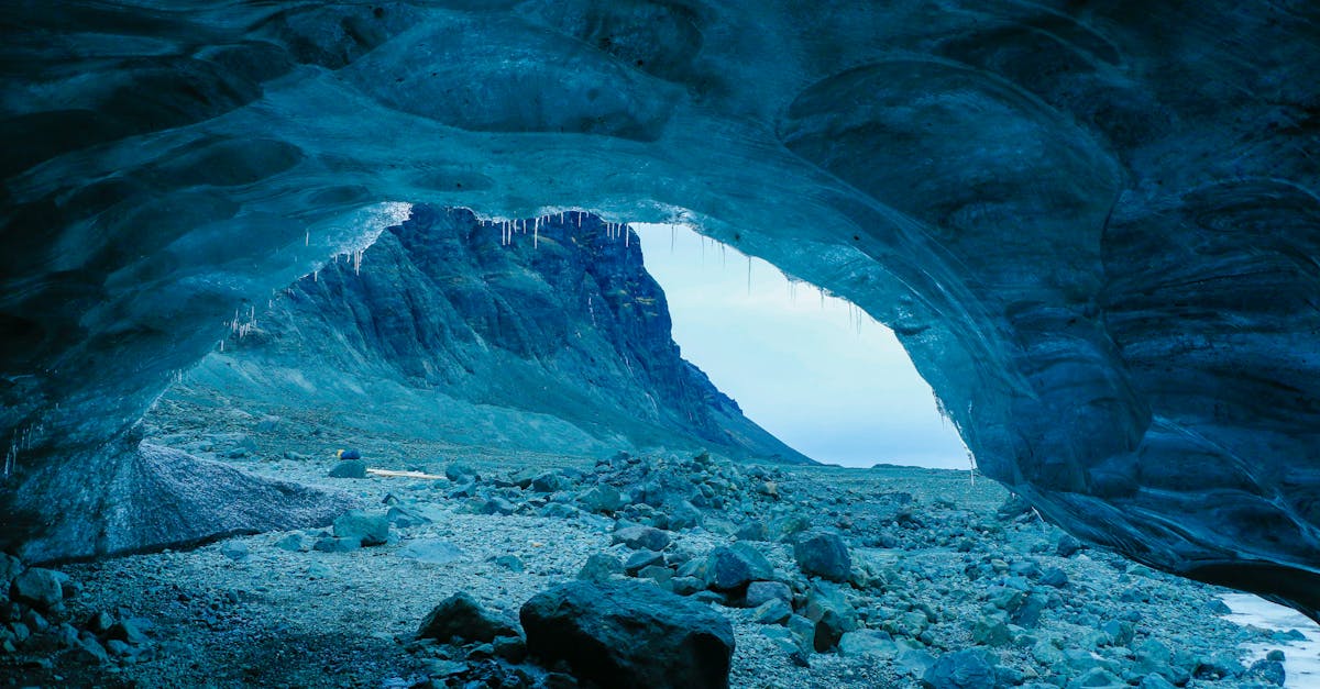 découvrez les dynamiques des glaciers, un phénomène fascinant qui révèle les processus de mouvement, d'évolution et d'impact climatique. plongez dans l'étude des glaciers pour comprendre leur rôle crucial dans l'écosystème terrestre et les défis liés au changement climatique.