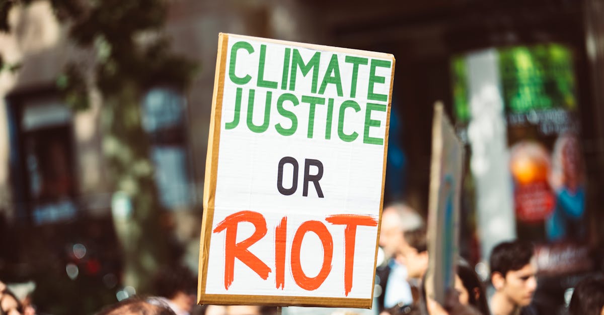découvrez les scénarios du changement climatique et leurs impacts potentiels sur notre planète. comprenez comment les variations de température, les phénomènes météorologiques extrêmes et les actions humaines peuvent façonner notre avenir environnemental.