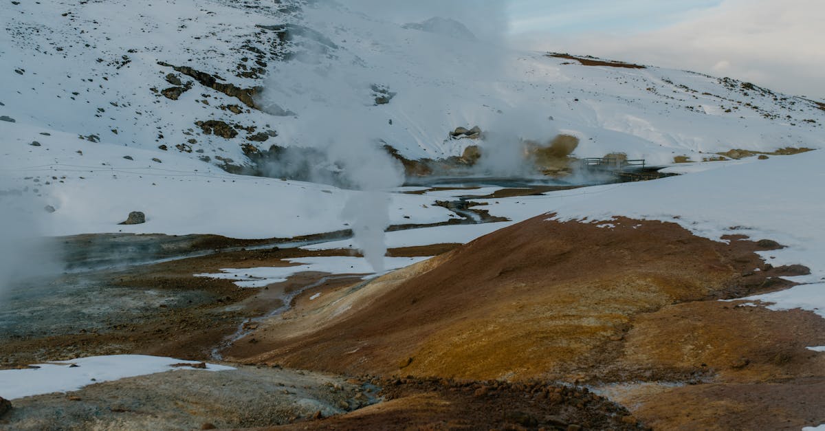 découvrez l'énergie géothermique, une ressource renouvelable et durable qui exploite la chaleur de la terre pour produire de l'électricité et chauffer des bâtiments. explorez ses avantages, son fonctionnement et son impact sur l'environnement.