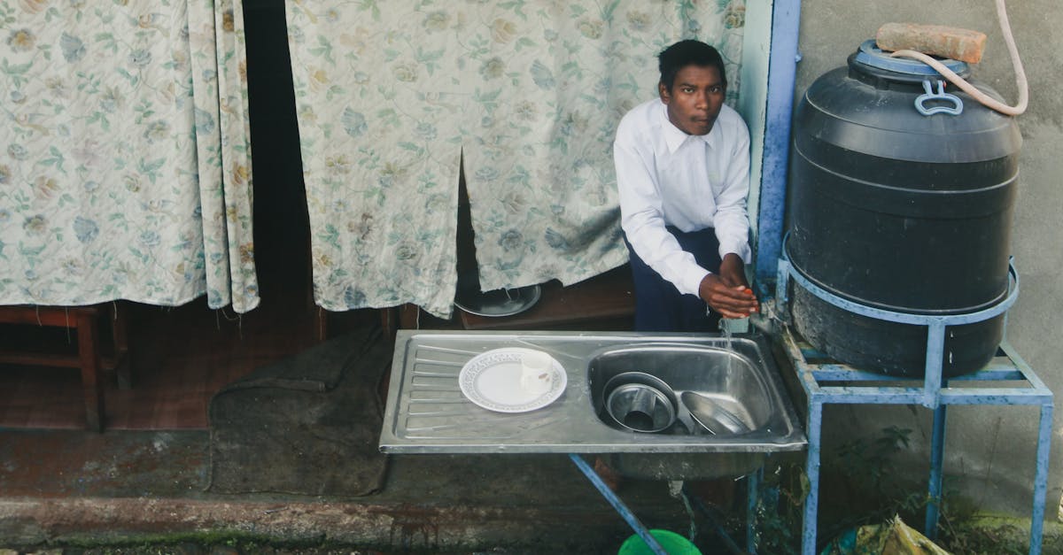 découvrez l'importance de l'accès à l'eau et ses enjeux cruciaux pour la santé, l'environnement et le développement durable. apprenez comment garantir un approvisionnement en eau potable pour tous et les initiatives en cours pour améliorer cette ressource vitale.
