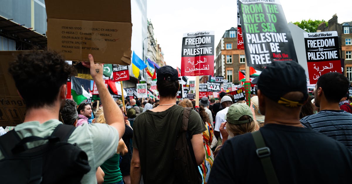 découvrez ce que sont les droits de l'homme, leur importance, leur histoire et comment ils protègent la liberté et l'égalité pour tous à travers le monde.
