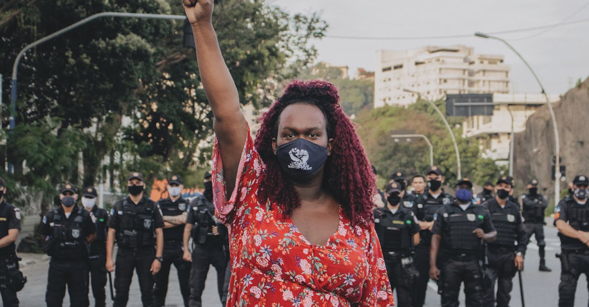 analyse de l'opposition d'extrême droite aux enjeux climatiques et son impact sur les politiques environnementales.