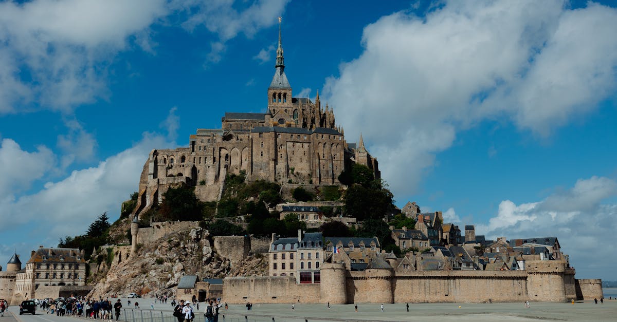 d&eacute;couvrez le mont ventoux, embl&egrave;me naturel du sud de la france, id&eacute;al pour la randonn&eacute;e, le cyclisme et des panoramas &agrave; couper le souffle.