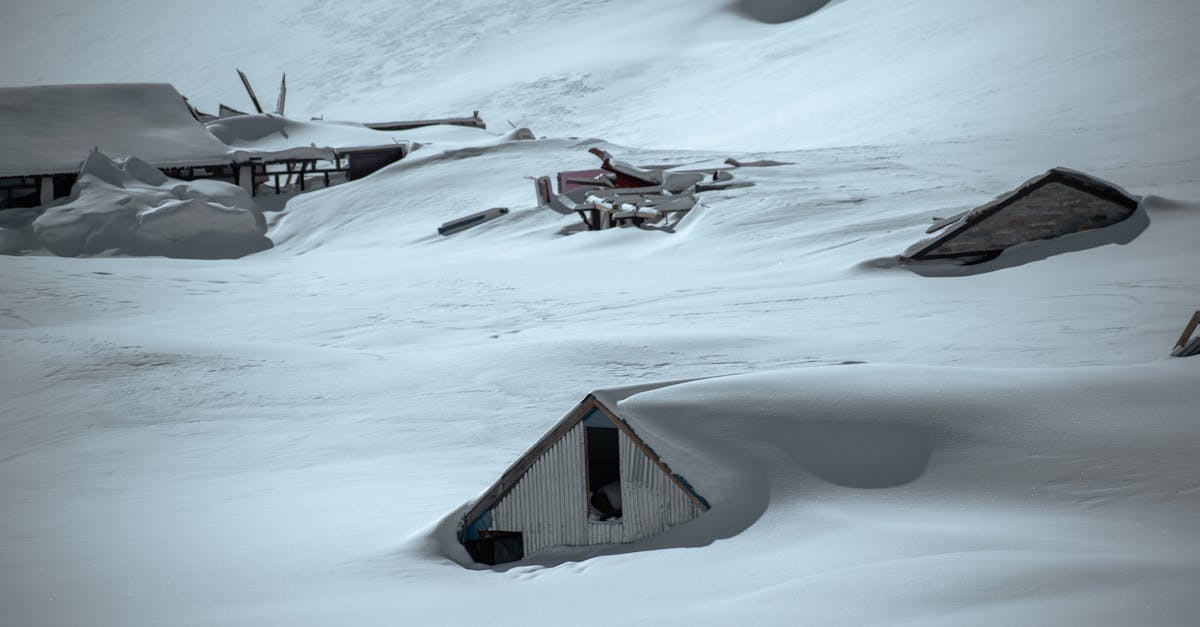d&eacute;couvrez comment le changement climatique influence la dynamique des avalanches, modifiant fr&eacute;quence, intensit&eacute; et comportement des masses de neige.