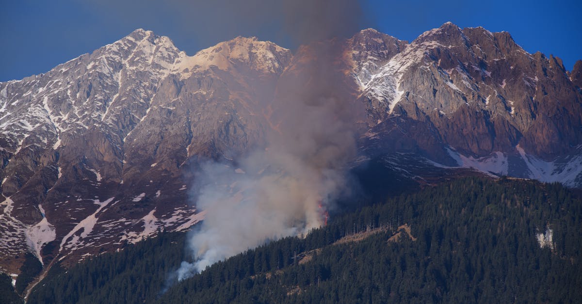 d&eacute;couvrez les causes, impacts et solutions aux catastrophes climatiques pour mieux comprendre et agir face aux enjeux environnementaux actuels.