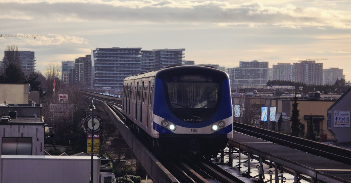 d&eacute;couvrez les strat&eacute;gies et solutions pour l'adaptation des infrastructures de transport face aux d&eacute;fis environnementaux et technologiques.