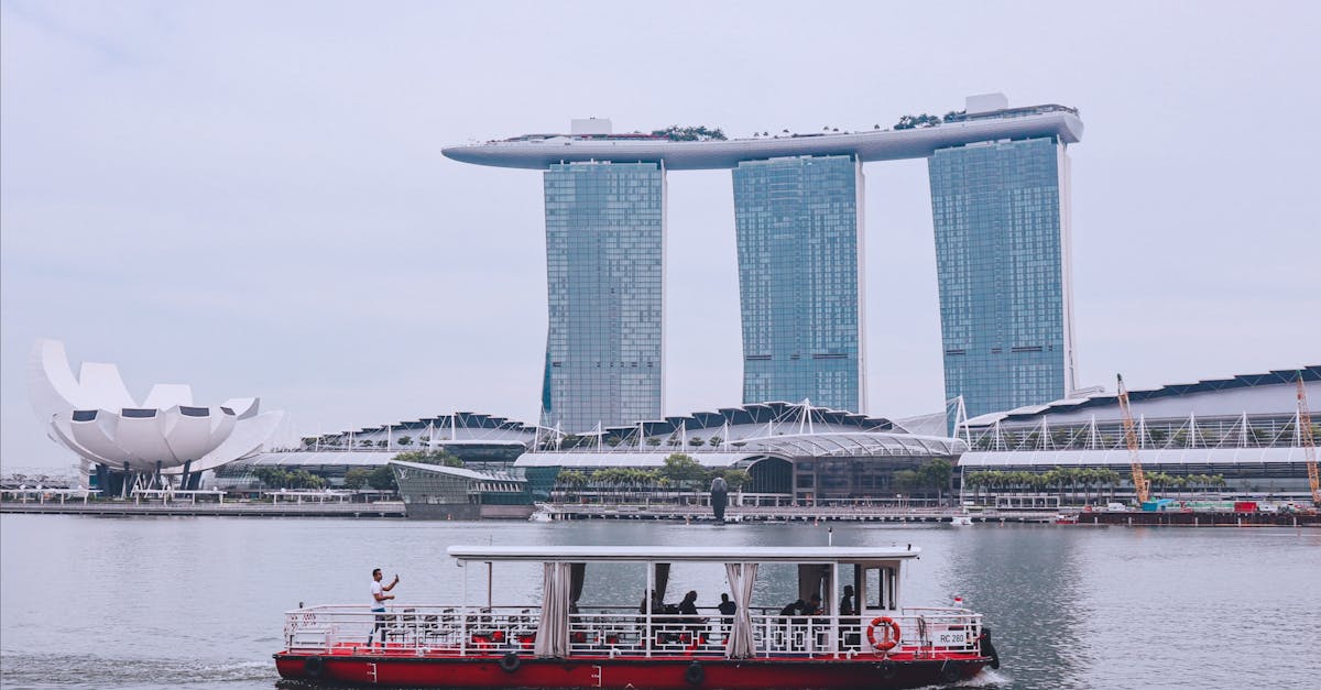 d&eacute;couvrez singapour, une ville-&eacute;tat moderne c&eacute;l&egrave;bre pour son m&eacute;lange unique de culture, sa cuisine savoureuse, ses attractions embl&eacute;matiques et son architecture futuriste.