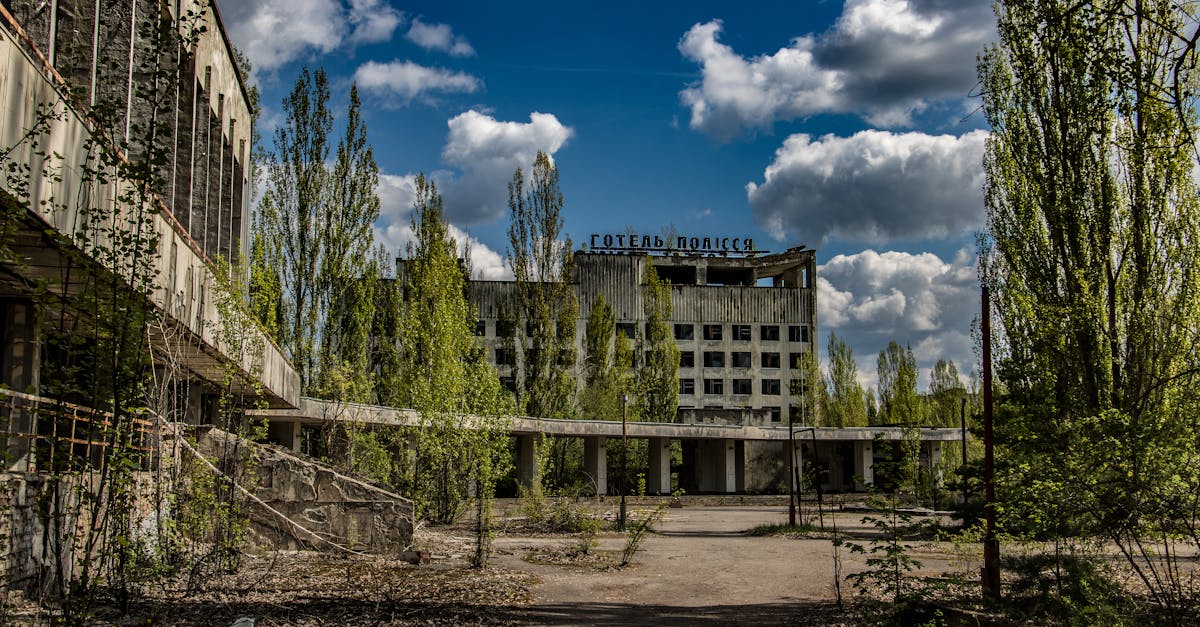 d&eacute;couvrez l'histoire de tchernobyl, site de la catastrophe nucl&eacute;aire de 1986, ses cons&eacute;quences et son impact environnemental et humain.