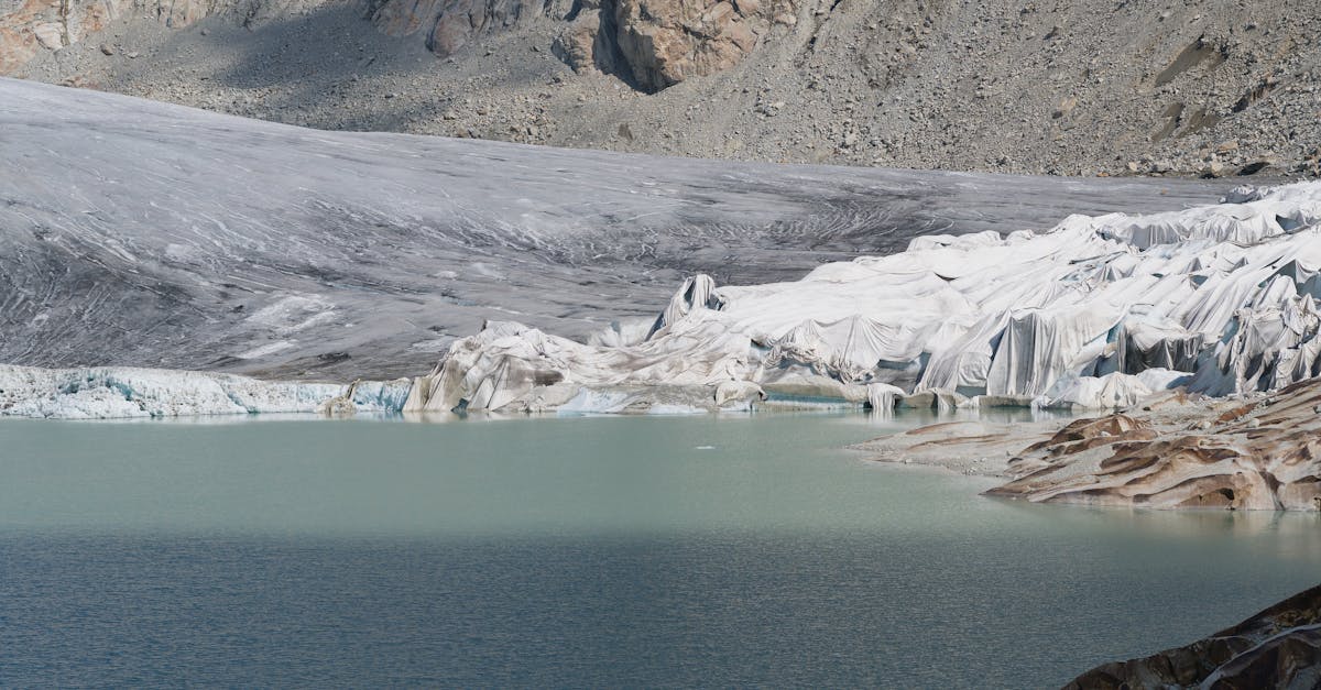 d&eacute;couvrez tout sur les glaciers : formation, caract&eacute;ristiques, impact environnemental et leur r&ocirc;le crucial dans l'&eacute;cosyst&egrave;me mondial.