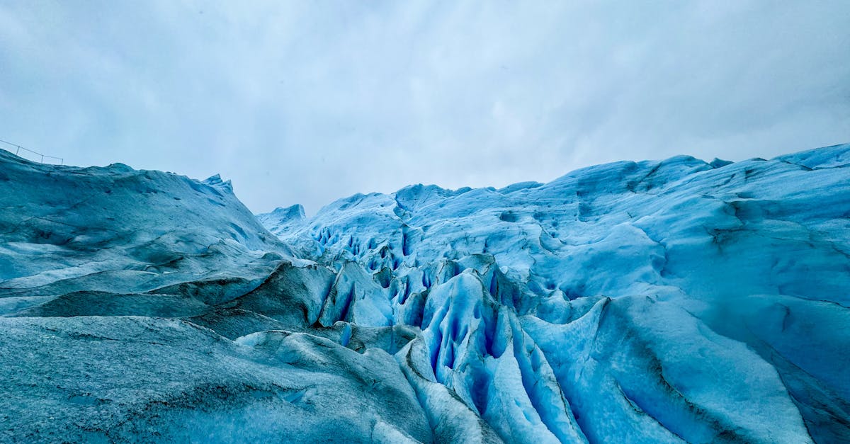 d&eacute;couvrez tout sur les glaciers : formation, types, impact environnemental et importance dans le climat mondial.