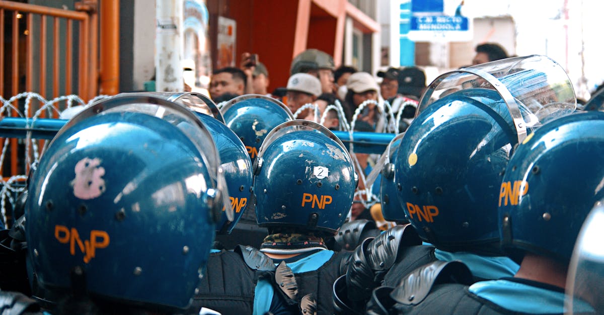 la s&eacute;curit&eacute; humaine : un concept centr&eacute; sur la protection et le bien-&ecirc;tre des individus face aux menaces &eacute;conomiques, sociales, politiques et environnementales.