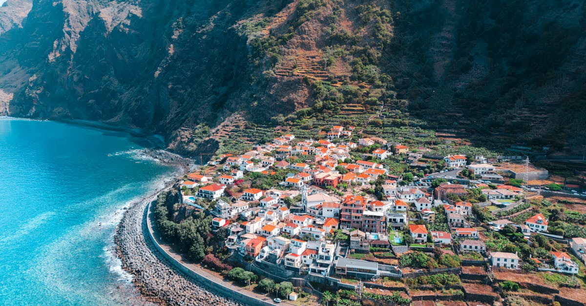 d&eacute;couvrez les meilleurs sentiers de randonn&eacute;e &agrave; mad&egrave;re, une &icirc;le paradisiaque offrant des paysages spectaculaires, une nature pr&eacute;serv&eacute;e et des panoramas &agrave; couper le souffle.