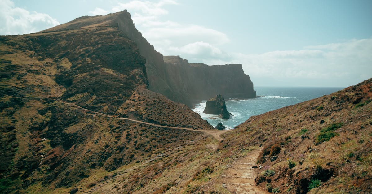 d&eacute;couvrez les meilleurs sentiers de randonn&eacute;e &agrave; mad&egrave;re, une &icirc;le paradisiaque offrant des paysages spectaculaires, une nature pr&eacute;serv&eacute;e et des aventures inoubliables pour tous les niveaux.