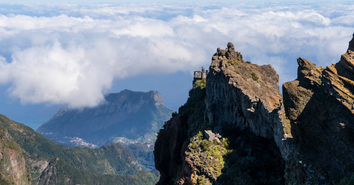 d&eacute;couvrez les meilleurs sentiers de randonn&eacute;e &agrave; mad&egrave;re, une &icirc;le paradisiaque offrant des paysages &eacute;poustouflants, une nature pr&eacute;serv&eacute;e et des aventures inoubliables.