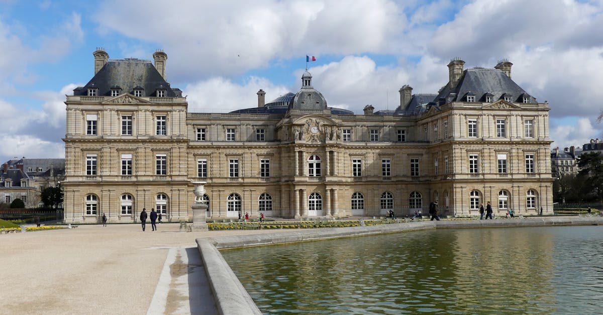 d&eacute;couvrez l'h&ocirc;tel de ville de paris, un monument historique embl&eacute;matique situ&eacute; au c&oelig;ur de la capitale fran&ccedil;aise, symbole de l'administration locale et de l'architecture classique.