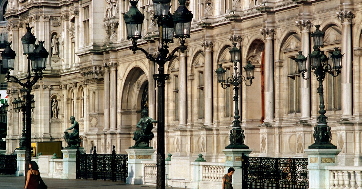 d&eacute;couvrez l'h&ocirc;tel de ville de paris, embl&egrave;me historique et architectural majeur situ&eacute; au c&oelig;ur de la capitale fran&ccedil;aise, lieu incontournable pour son patrimoine et ses &eacute;v&eacute;nements culturels.