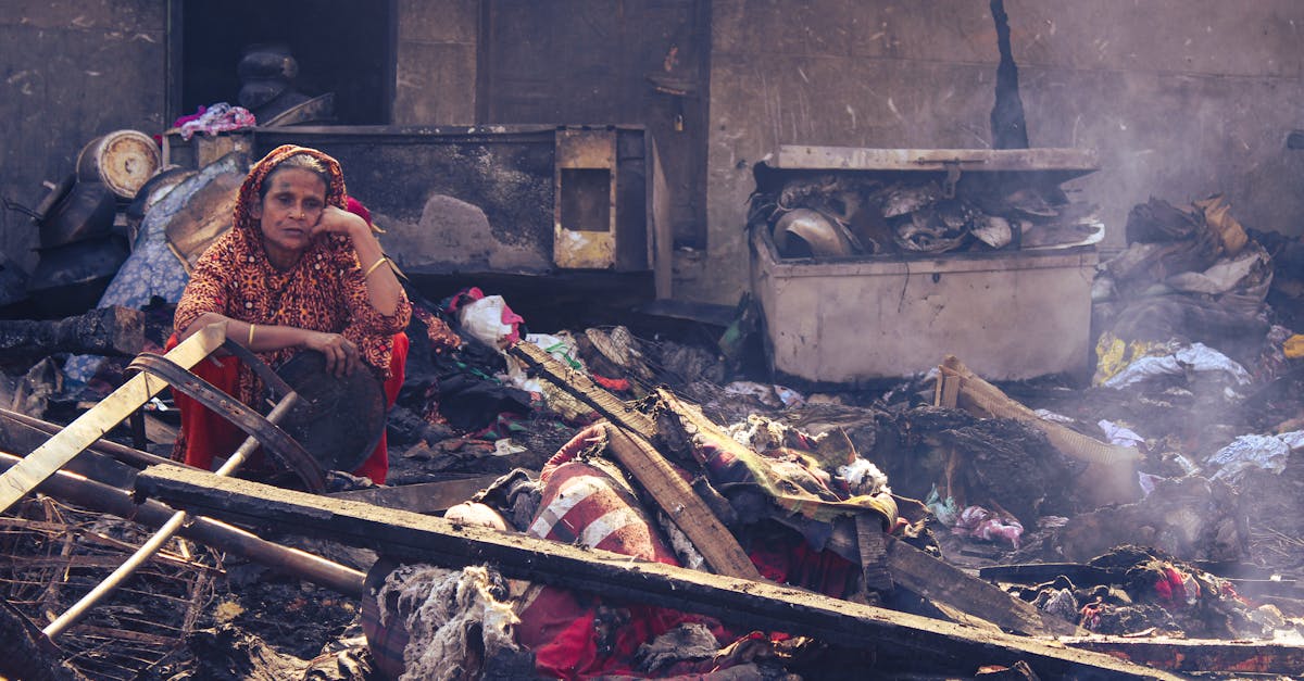 d&eacute;couvrez l'histoire du rana plaza, l'effondrement tragique d'un immeuble au bangladesh en 2013, ses cons&eacute;quences humaines et les impacts sur l'industrie textile mondiale.