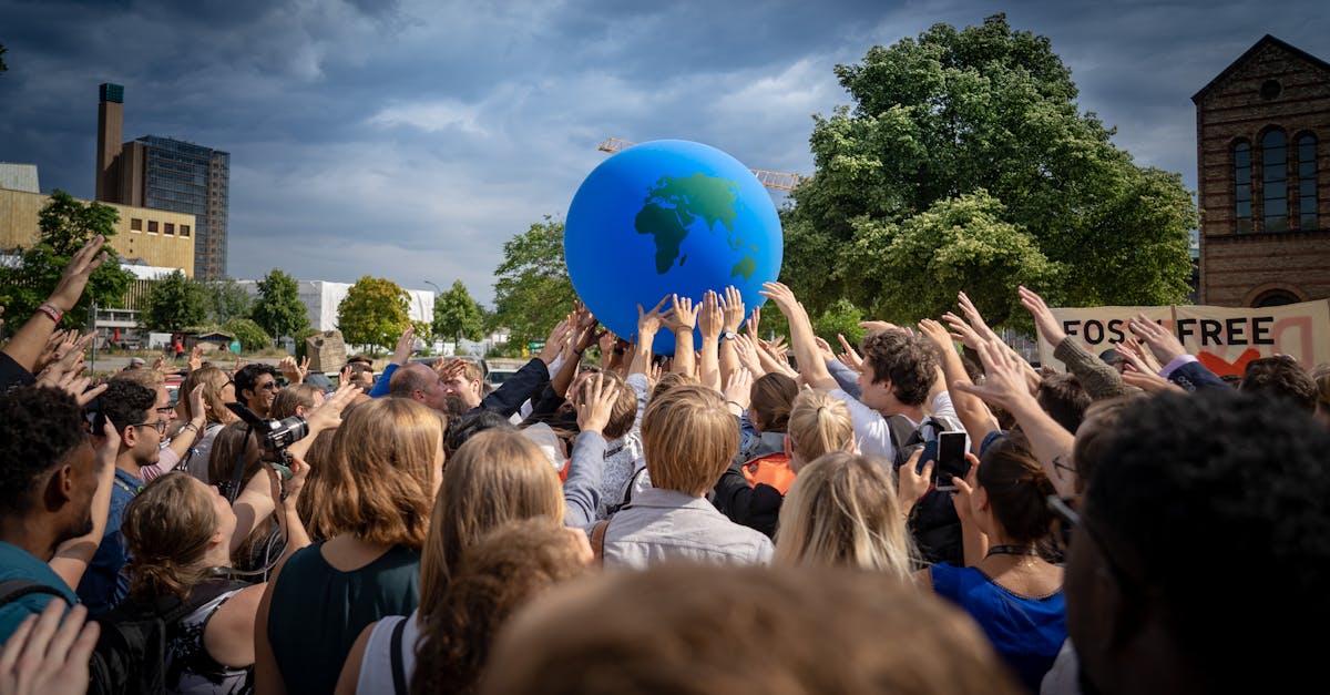 d&eacute;couvrez les enjeux de la d&eacute;sinformation climatique et comment elle influence la perception du changement climatique. informez-vous pour distinguer faits et fake news.