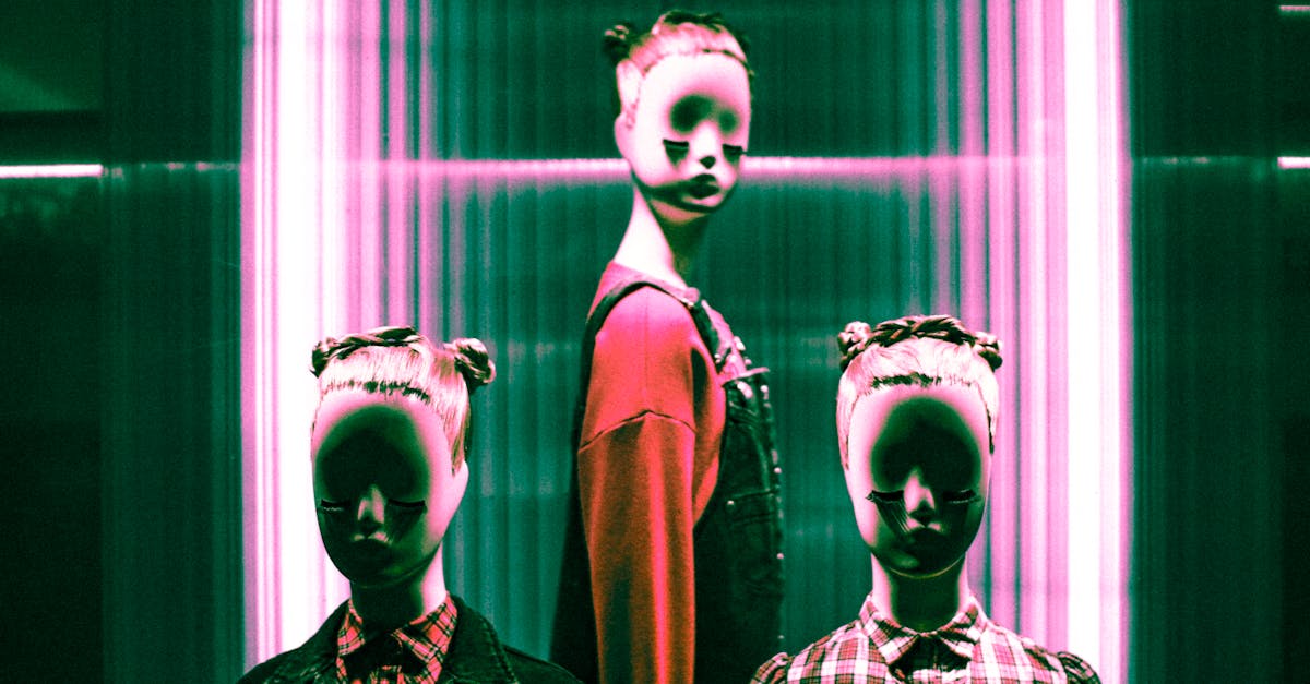 d&eacute;couvrez ce qu'est le deepfake, une technologie d'intelligence artificielle permettant de cr&eacute;er des vid&eacute;os et des images hyperr&eacute;alistes modifi&eacute;es, avec ses applications, ses risques et ses enjeux &eacute;thiques.