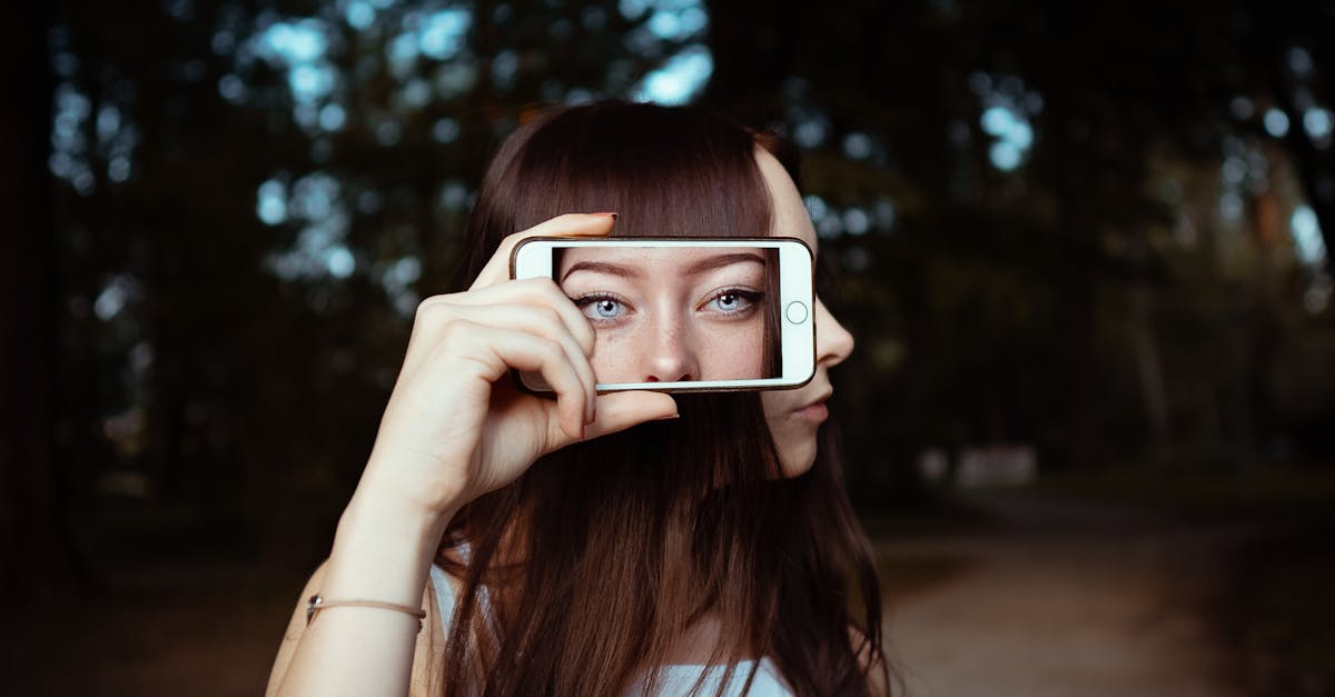 d&eacute;couvrez ce qu'est le deepfake, une technologie de synth&egrave;se d'images et de vid&eacute;os qui permet de cr&eacute;er des contenus r&eacute;alistes mais falsifi&eacute;s, et ses implications &eacute;thiques et s&eacute;curitaires.